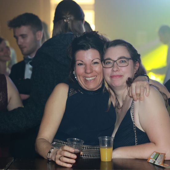 Bild enthält, Urban, Adult, Female, Person, Woman, Male, Man, Face, Glasses, Party