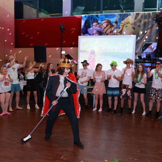 Bild enthält, People, Person, Urban, Shoe, Sword, Tie, Hat, Shorts, Necklace, Face
