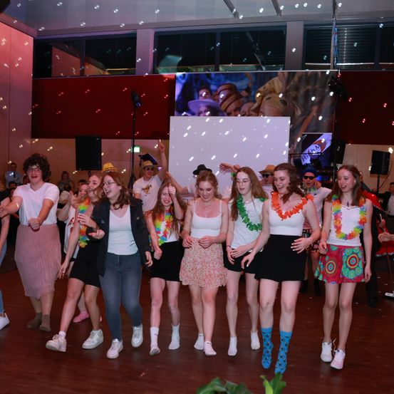 Bild enthält, People, Person, Urban, Skirt, Shoe, Adult, Female, Woman, Shorts, Celebrating