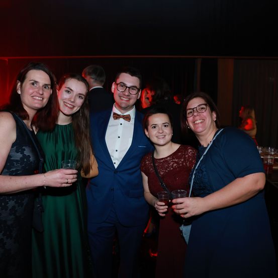 Bild enthält, Pub, Urban, Adult, Female, Person, Woman, Formal Wear, Male, Man, Suit