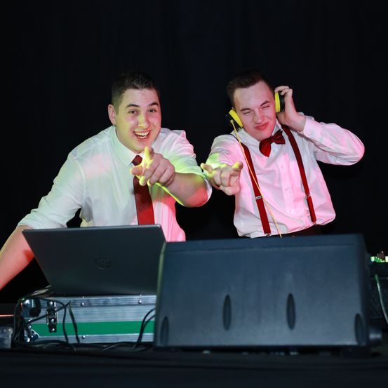 Bild enthält, Computer, Electronics, Laptop, Pc, Adult, Male, Man, Person, Face, Finger