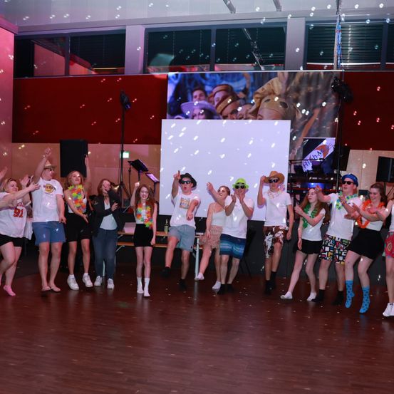 Bild enthält, People, Person, Urban, Adult, Female, Woman, Shoe, Male, Man, Speaker