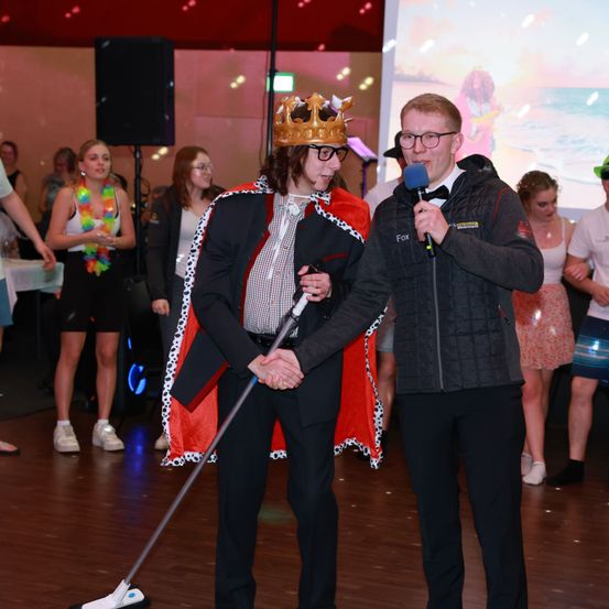 Bild enthält, Adult, Female, Person, Woman, Shoe, Male, Man, Glasses, Hat, Shorts