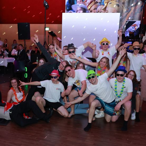 Bild enthält, Urban, People, Person, Adult, Female, Woman, Celebrating, Male, Man, Shoe