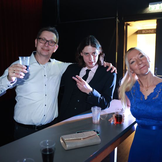 Bild enthält, Shirt, Adult, Female, Person, Woman, Formal Wear, Finger, Dress, Face, Pub