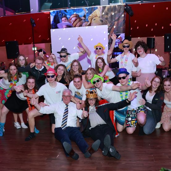 Bild enthält, People, Person, Adult, Female, Woman, Urban, Male, Man, Shoe, Celebrating