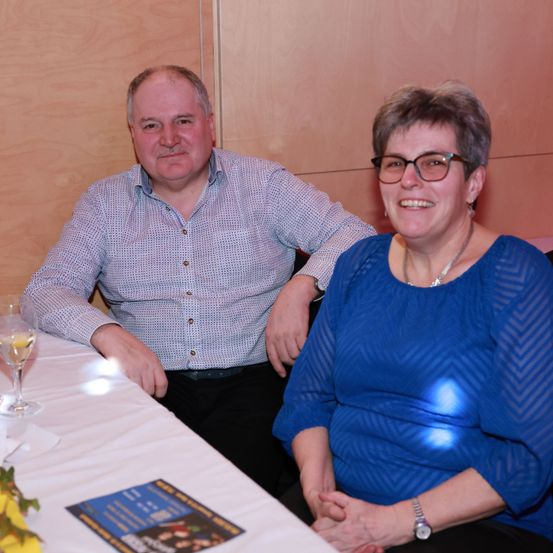 Bild enthält, Flower, Flower Arrangement, Flower Bouquet, Glass, Person, Adult, Male, Man, Glasses, Necklace