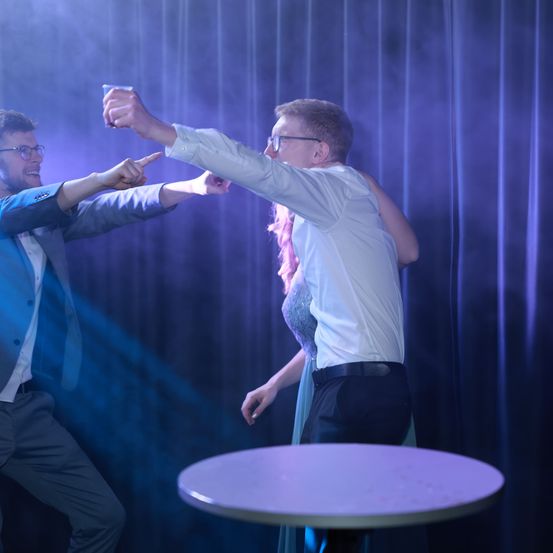 Bild enthält, Adult, Male, Man, Person, Accessories, Glasses, Cup, Belt, Clothing, Coat