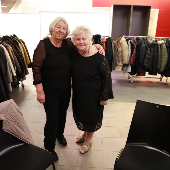 Bild enthält, Person, Adult, Female, Woman, Face, Head, Coat, Shoe, Indoors, Furniture