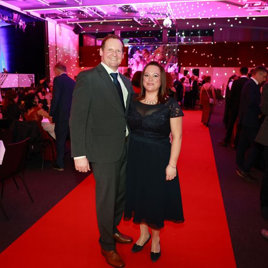 Bild enthält, Fashion, Adult, Female, Person, Woman, Urban, Male, Man, Handbag, Face