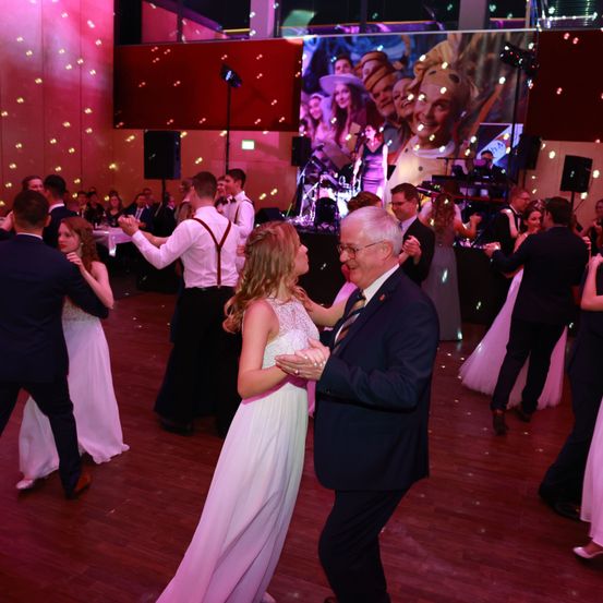 Bild enthält, Person, Adult, Bride, Female, Woman, Dress, Male, Man, Urban, Suit