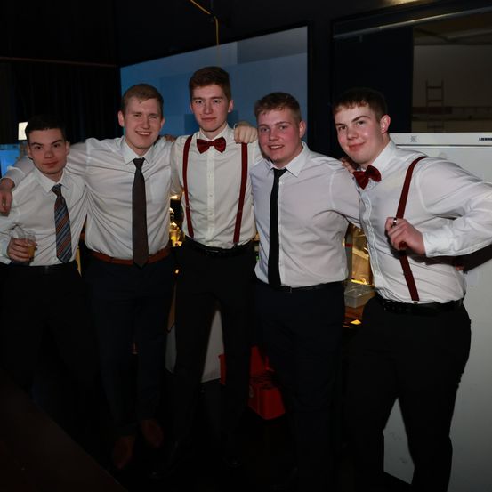 Bild enthält, Accessories, Formal Wear, Tie, Shirt, People, Person, Adult, Male, Man, Face