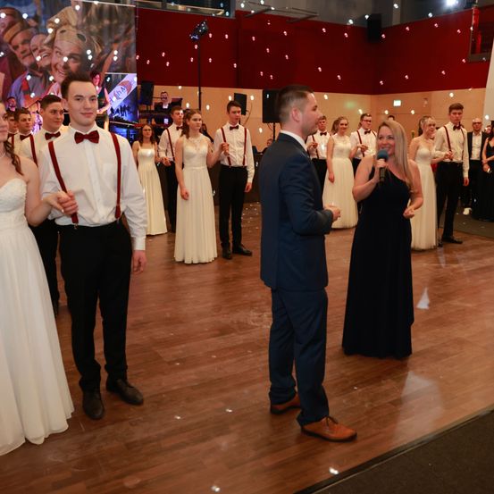 Bild enthält, Dress, Formal Wear, Suit, Fashion, Gown, Evening Dress, Adult, Male, Man, Person