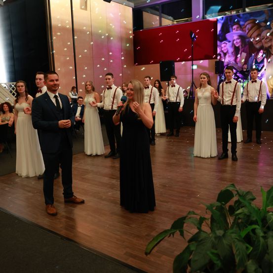 Bild enthält, Dress, Floor, Flooring, Formal Wear, Lighting, Adult, Female, Person, Woman, Suit