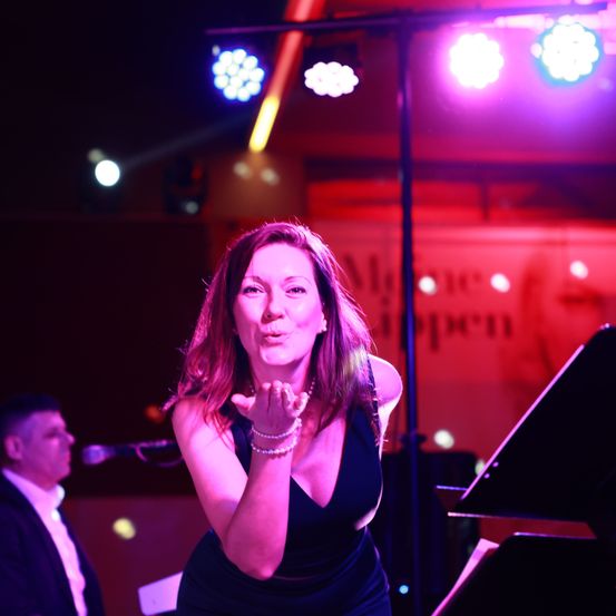 Bild enthält, Lighting, Concert, Person, Urban, Stage, Adult, Female, Woman, Male, Man