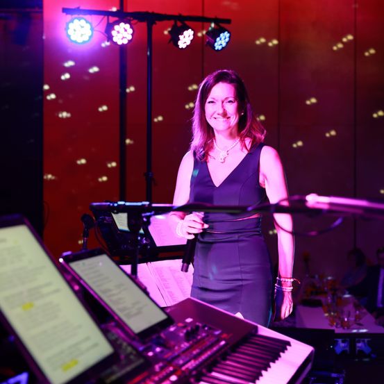 Bild enthält, Adult, Female, Person, Woman, Performer, Music, Musician, Face, Microphone, Necklace