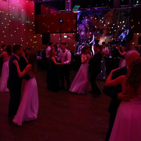 Bild enthält, Urban, Dress, Adult, Bride, Female, Person, Woman, Formal Wear, Male, Man