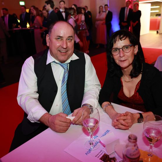 Bild enthält, Glass, Adult, Male, Man, Person, Female, Woman, Restaurant, Suit, Face