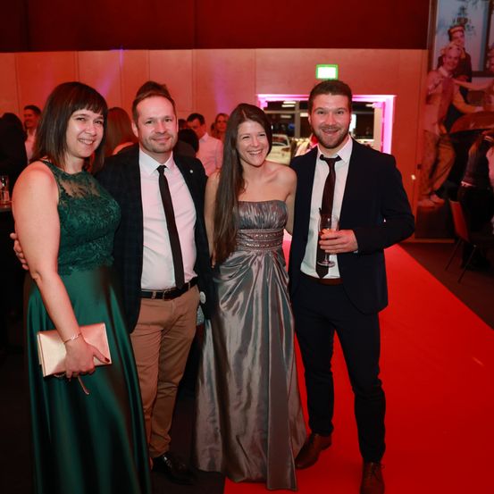 Bild enthält, Fashion, Dress, Formal Wear, Evening Dress, Adult, Female, Person, Woman, Male, Man