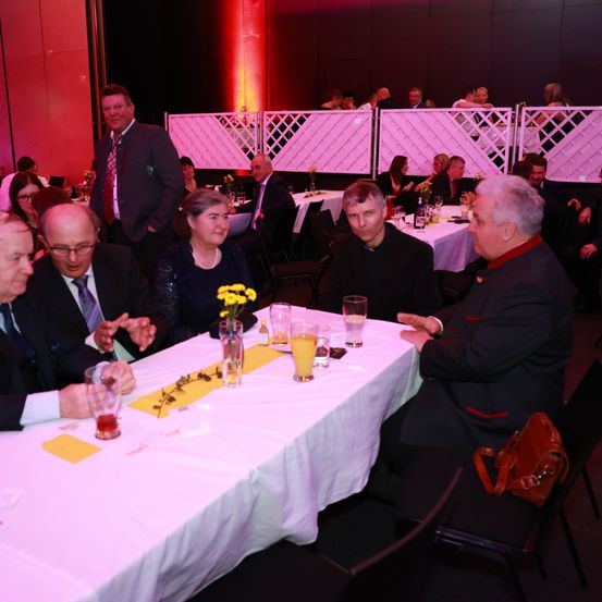 Bild enthält, Adult, Male, Man, Person, Handbag, People, Formal Wear, Restaurant, Dining Table, Face