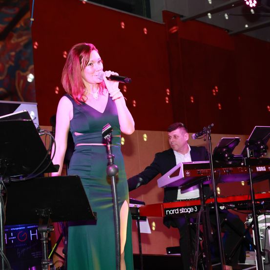 Bild enthält, Concert, Person, Adult, Female, Woman, Stage, Male, Man, Urban, Lighting