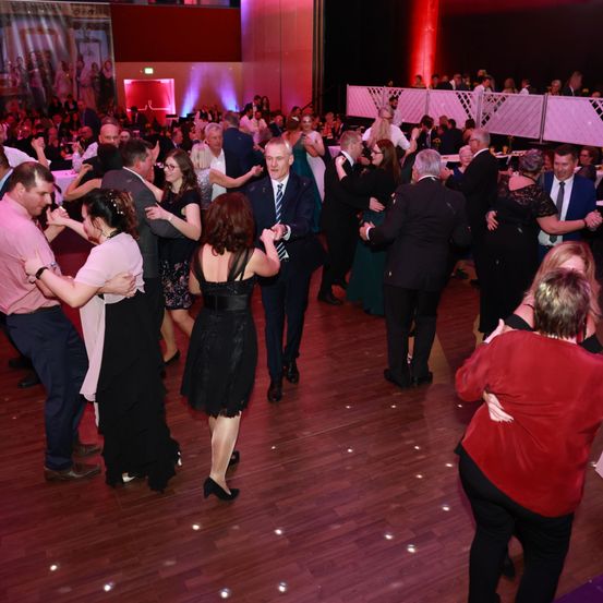 Bild enthält, Adult, Female, Person, Woman, Male, Man, Fun, Party, Urban, People