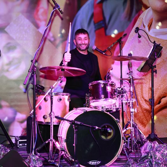 Bild enthält, Concert, Person, Adult, Male, Man, Microphone, Drummer, Musician, Performer, Speaker