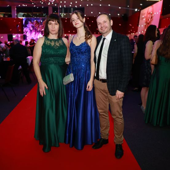 Bild enthält, Fashion, Dress, Adult, Female, Person, Woman, Evening Dress, Formal Wear, Male, Man