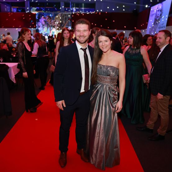 Bild enthält, Fashion, Adult, Female, Person, Woman, Urban, Male, Man, Premiere, Dress