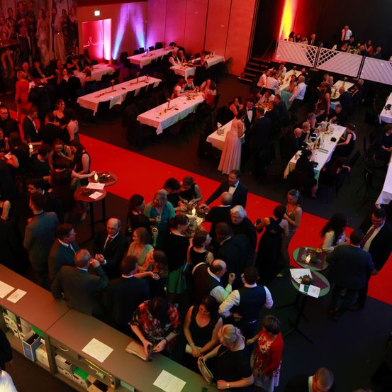 Bild enthält, Urban, Adult, Male, Man, Person, Indoors, People, Fun, Tie, Hall