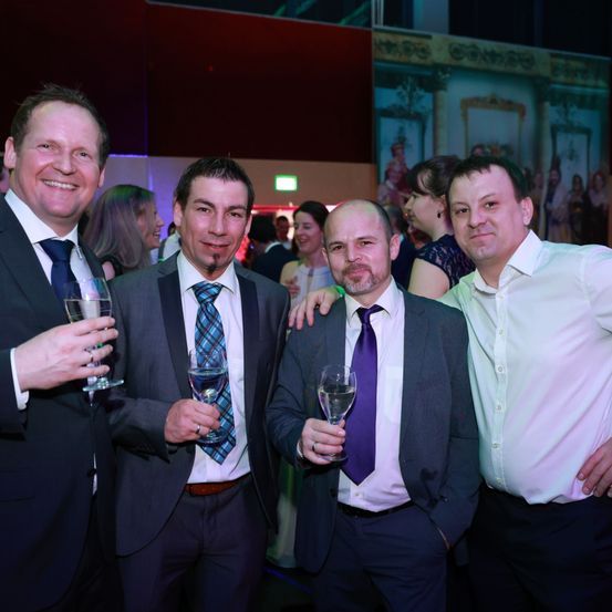 Bild enthält, Formal Wear, Tie, Fashion, Suit, People, Person, Blazer, Adult, Male, Man