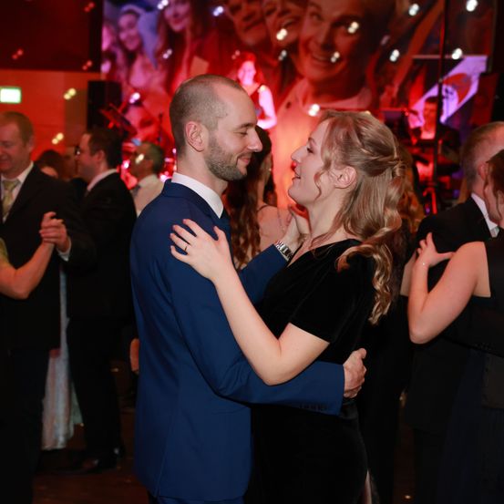 Bild enthält, Urban, Adult, Bride, Female, Person, Woman, Male, Man, Dress, Suit