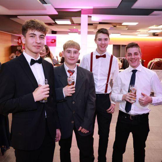 Bild enthält, Formal Wear, Suit, Shirt, Adult, Female, Person, Woman, Tie, People, Man