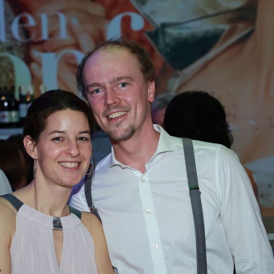 Bild enthält, Pub, Person, Shirt, Adult, Male, Man, Face, Glass, Accessories, Urban