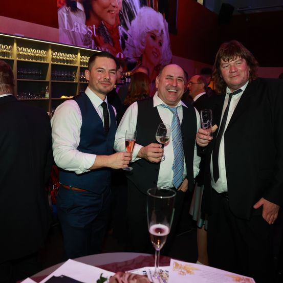 Bild enthält, Pub, Adult, Male, Man, Person, Formal Wear, Suit, Bar Counter, Female, Woman