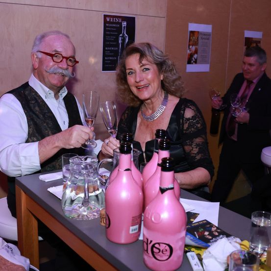 Bild enthält, Pub, Adult, Female, Person, Woman, Male, Man, Glass, Face, Necklace