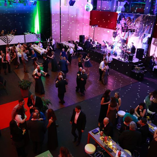 Bild enthält, Urban, Adult, Male, Man, Person, People, Night Life, Fun, Party, Shoe