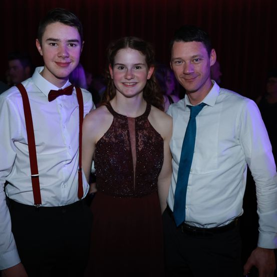 Bild enthält, Accessories, Formal Wear, Tie, Shirt, Adult, Male, Man, Person, Female, Woman