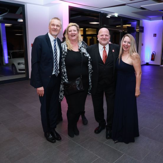 Bild enthält, Formal Wear, Dress, Evening Dress, Suit, People, Person, Adult, Female, Woman, Fashion