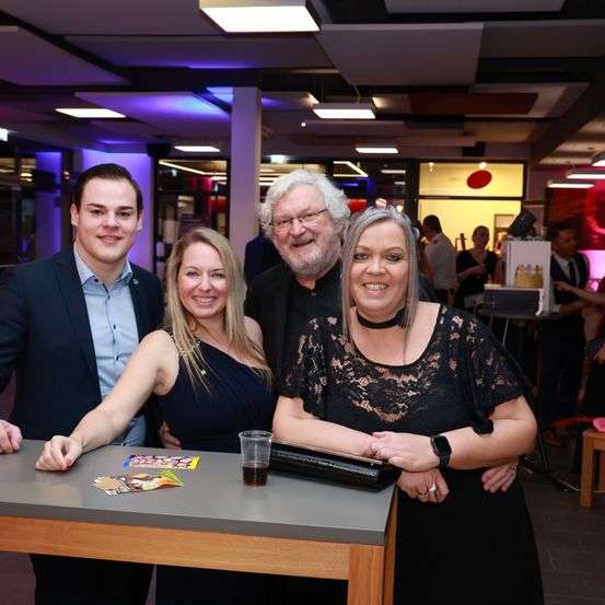 Bild enthält, Adult, Female, Person, Woman, Urban, People, Male, Man, Table, Face