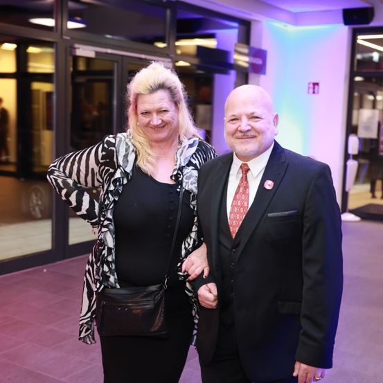 Bild enthält, Coat, Jacket, Blazer, Adult, Female, Person, Woman, Formal Wear, Suit, Handbag