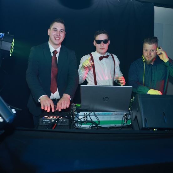 Bild enthält, Laptop, Pc, Adult, Male, Man, Person, Sunglasses, Formal Wear, Tie, Face