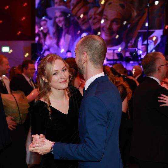 Bild enthält, Urban, Adult, Female, Person, Woman, Club, Face, Male, Man, Night Club