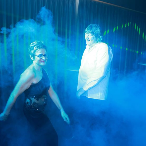 Bild enthält, Urban, Club, Lighting, Person, Adult, Male, Man, Night Club, Face, Portrait