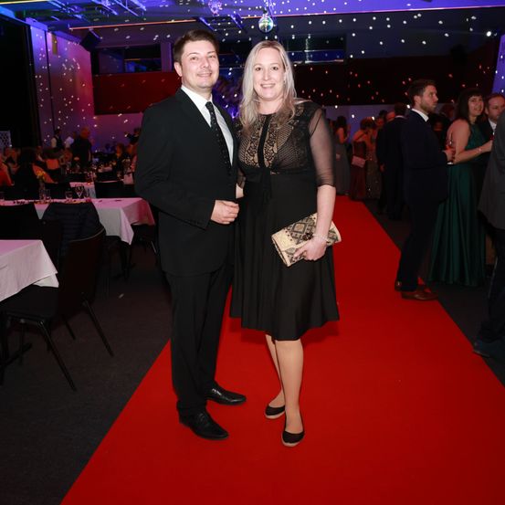 Bild enthält, Fashion, Adult, Female, Person, Woman, Male, Man, Urban, Handbag, Face