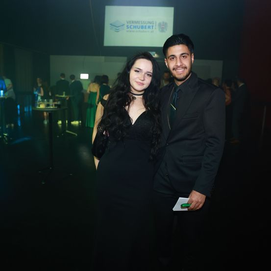 Bild enthält, Adult, Female, Person, Woman, Coat, Formal Wear, Suit, Blazer, Jacket, Fashion