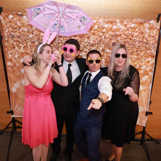 Bild enthält, Formal Wear, Dress, Suit, Adult, Female, Person, Woman, Sunglasses, Photography, Coat