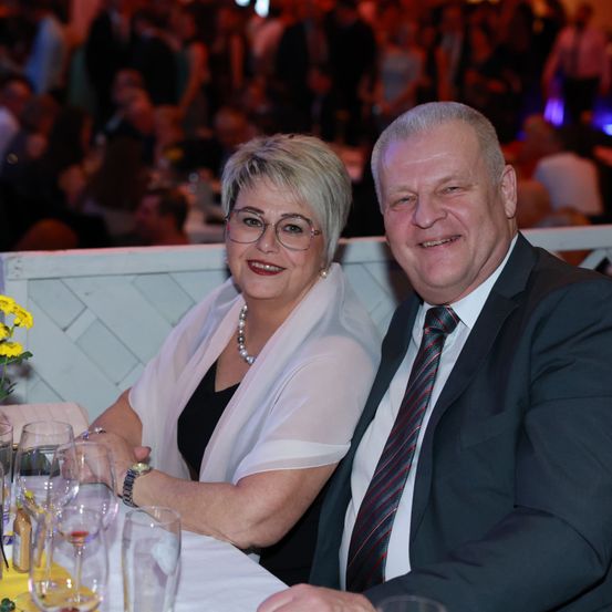 Bild enthält, Flower, Flower Arrangement, Flower Bouquet, Tie, Adult, Male, Man, Person, Bride, Woman