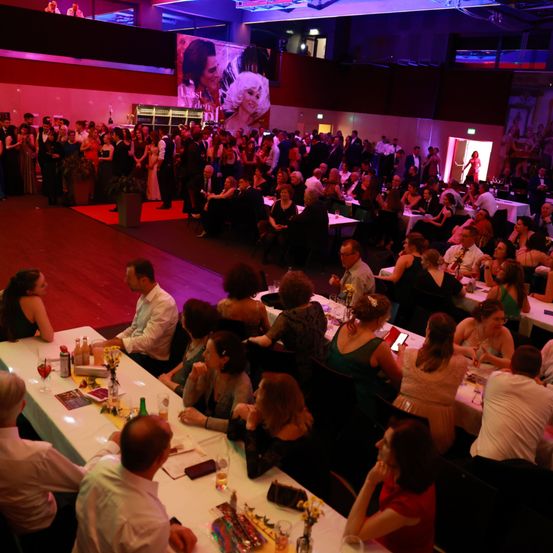 Bild enthält, Urban, Adult, Female, Person, Woman, People, Male, Man, Indoors, Fun