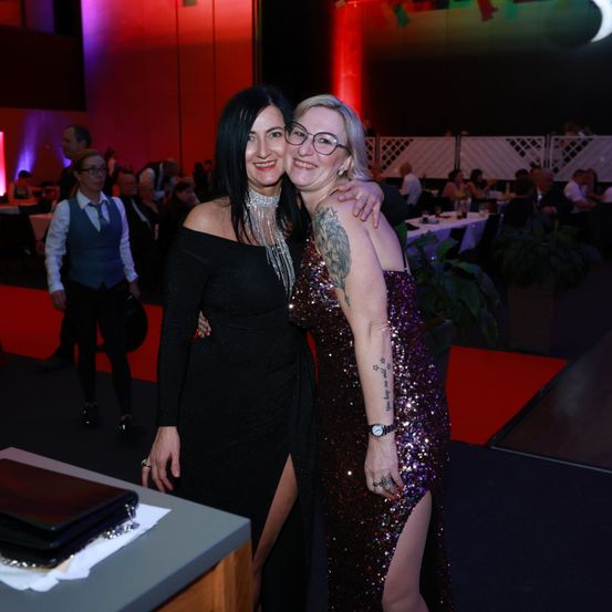 Bild enthält, Fashion, Dress, Urban, Adult, Female, Person, Woman, Male, Man, Formal Wear